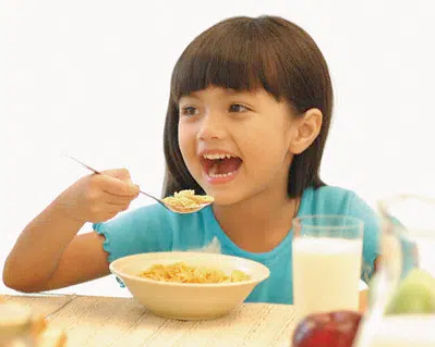 Những mẹo nhỏ giúp cho trẻ tự ăn